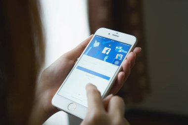 Bangkok, Tayland - 23 Ağustos 2017: el Facebook ekranı apple iphone6 üzerinde baskı yapıyor, sosyal medya paylaşım ve ağ bilgi için kullanıyorsanız.
