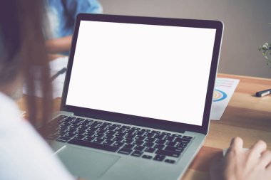 Kadınlar beyaz ekranda bir dizüstü bilgisayar kullanarak. Senin ekran reklam koymak için almak.