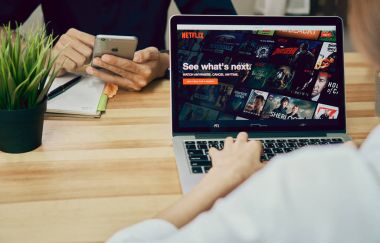 Bangkok, Tayland - 23 Ağustos 2017: Netflix uygulaması Laptop ekran üzerinde. Netflix Tv olay ve film izlemek için bir uluslararası önemli abonelik hizmetidir.