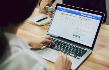 Bangkok, Tayland - 23 Ağustos 2017: Oturum açma ekran Facebook simgeleri apple macbook pro. dünyanın en büyük ve en popüler sosyal ağ sitesi.