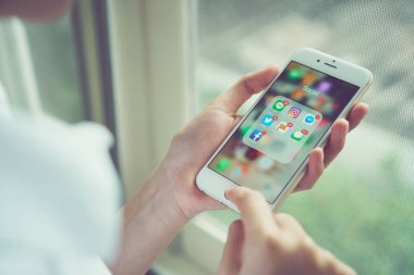 Bangkok, Tayland - 23 Ağustos 2017: gösteri ekran app sosyal medya iphone kullanan kadın. Telefon günlük zorunluluktur.
