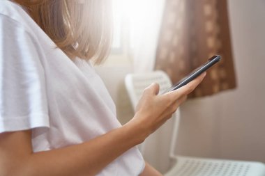 Teknoloji ve ekran bir akıllı telefon kullanan kadınlar mağazalarda ilerler. Senin ekran reklam koymak için almak.