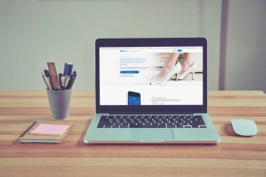 Bangkok, Tayland - 23 Ağustos 2017: laptop ekran Paypal web sayfalarını gösteren tablo. Internet üzerinden para transferi popüler ve uluslararası yöntemidir.