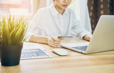 Genç kadın laptop benim evde alışveriş online. Kredi kartı ile ödeme. Modern teknoloji kavramı yaşam kolay, vintage etkisi yapar.