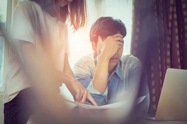 젊은 여자는 직장, 일으키는 손상에서 늦게 일 하는 꾸 지 람 직원. 엄수의 개념은 전문. — 스톡 사진