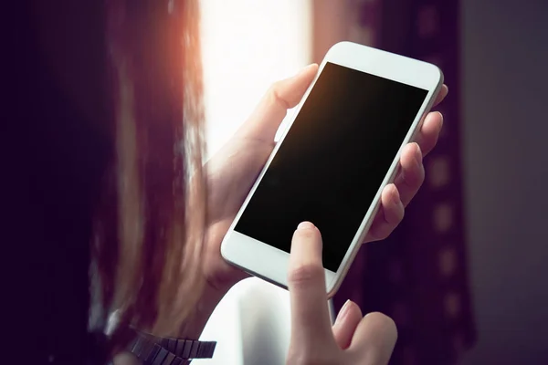Женщина с белым телефоном и черным экраном. винтажный эффект . — стоковое фото