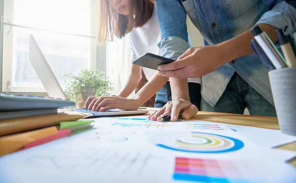 Genç kadın ve erkek laptop benim evde alışveriş online. Online ödeme tarafından. Modern teknoloji kavramı yaşam kolay, vintage etkisi yapar.