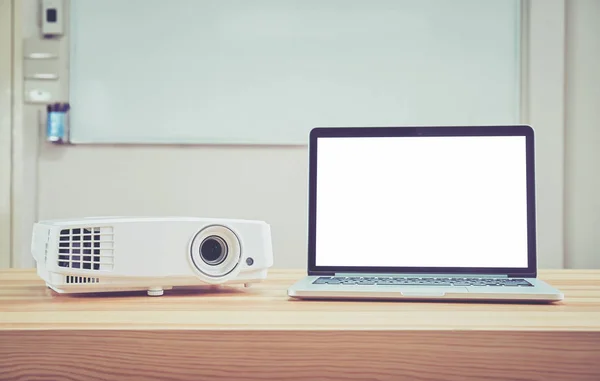 Projektörün masaya konur ve bilgisayarla çalışır. Ve ekranın büyütmek için kullanmak için konferansa gelenler hizmet vermeye hazır.