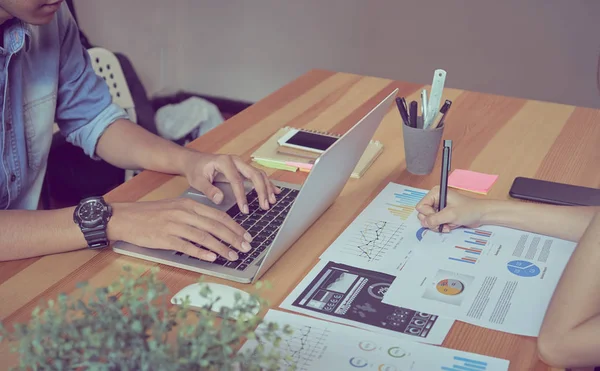 Takım çalışması en iyi bilgi seçin yardımcı olur. Başarılı çalışmalarında kullanmak için müşterilerine getirmek için. Kalite çalışma anlayışı, vintage etkisi.