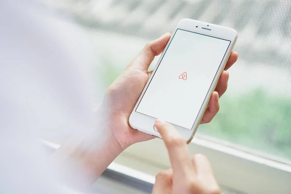 Bangkok, Tayland - 23 Ağustos 2017: Kadın gösterisi ekran Airbnb uygulama ile bir telefon tutun. Airbnb insanlar listesinde, bulmak ve lojman kira bir Web sitesidir.