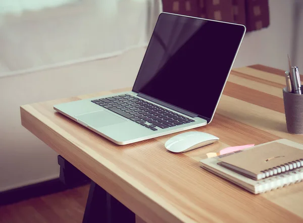 Ordenador portátil en la mesa en la sala de oficina, para montaje de pantalla gráfica . — Foto de Stock