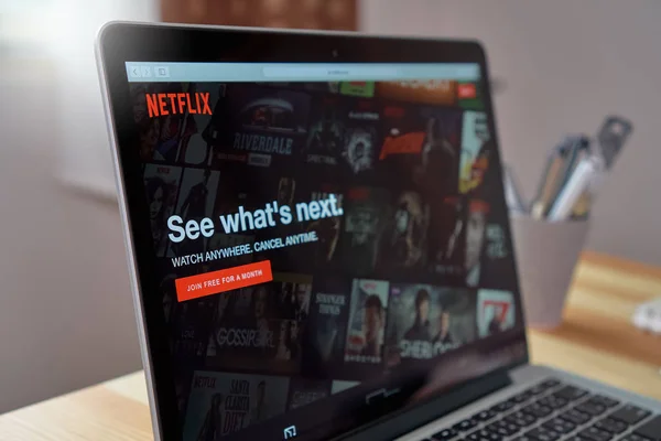 Bangkok, Tailandia - 23 de agosto de 2017: Aplicación de Netflix en la pantalla del ordenador portátil. Netflix es un servicio de suscripción líder internacional para ver episodios y películas de televisión . — Foto de Stock