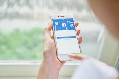 Bangkok, Tayland - 23 Ağustos 2017: el Facebook ekranı apple iphone6 üzerinde baskı yapıyor, sosyal medya paylaşım ve ağ bilgi için kullanıyorsanız.