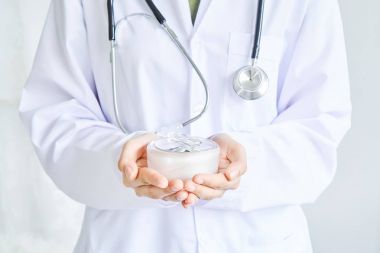 Bilim adamları güzel bir cilt beslemek için kullanılan beyaz krem kutuları tutun. Boş etiket paketi için etiketleri eklendi. Doğadan organik maddeler kullanarak kavramı.