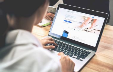 Bangkok, Tayland - 31 Ağustos 2017: laptop ekran Paypal web sayfalarını gösteren tablo. Internet üzerinden para transferi popüler ve uluslararası yöntemidir.