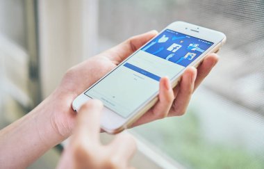 Bangkok, Tayland - 31 Ağustos 2017: el Facebook ekranı apple iphone6 üzerinde baskı yapıyor, sosyal medya paylaşım ve ağ bilgi için kullanıyorsanız.