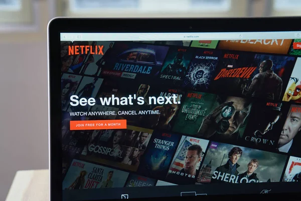 Bangkok, Thailand - 31 Agustus 2017: Aplikasi Netflix di layar Laptop. Netflix adalah layanan berlangganan terkemuka internasional untuk menonton episode TV dan film . — Stok Foto