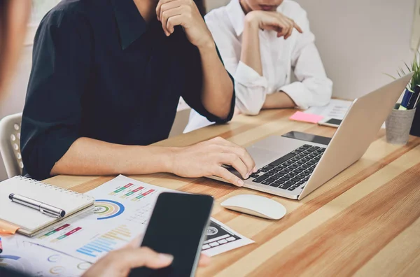 El equipo que ayuda a hacer una lluvia de ideas. Para lograr el objetivo, Concept trabajo en equipo que tiene la tecnología para hacerlo más rápido . — Foto de Stock