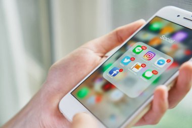 Bangkok, Tayland - 6 Eylül 2017: gösteri ekran app sosyal medya iphone kullanan kadın. Telefon günlük zorunluluktur.