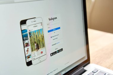 Bangkok, Tayland - 6 Eylül 2017: Laptop göstermek perde Instagram uygulama. Akıllı telefonlar için uygulama paylaşımı fotoğraf Instagram olduğunu.