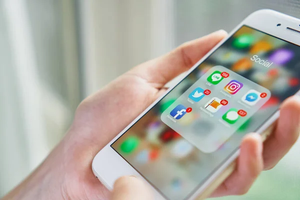 Bangkok, Tayland - 6 Eylül 2017: gösteri ekran app sosyal medya iphone kullanan kadın. Telefon günlük zorunluluktur.