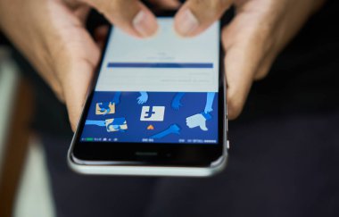 Bangkok, Tayland - 6 Eylül 2017: el Facebook ekranı apple iphone6 üzerinde baskı yapıyor, sosyal medya paylaşım ve ağ bilgisi için kullanılır.