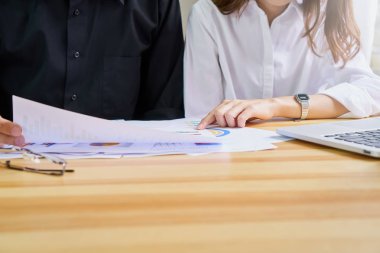 Takım çalışması iş stratejilerini analiz ediyor. Bir şirket büyümek için en iyi yolu bulmak için.