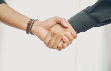 İş adamları iş, iş gelişme işbirliği yoluyla kavramı başarılı görüşmelerin ardından eller titriyor.