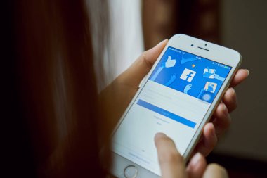 Bangkok, Tayland - 25 Eylül 2017: el Facebook ekranı apple iphone6 üzerinde baskı yapıyor, sosyal medya paylaşım ve ağ bilgi için kullanıyorsanız.