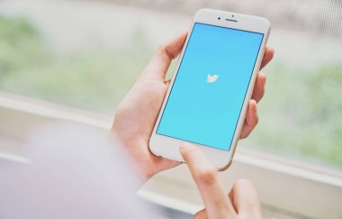 Bangkok, Tayland - 25 Eylül 2017: ekran, bir online sosyal ağ ve kullanıcılara göndermek ve mesaj okuma sağlayan hizmet üzerinde gösterilen telefon açık Twitter uygulama kullanarak kadınlar