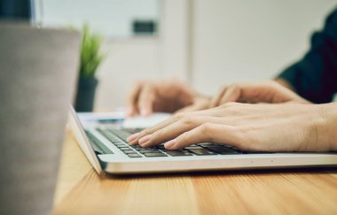 Teknoloji ve ekran bir dizüstü bilgisayar kullanarak kadınlar mağazalarda ilerler. Senin ekran reklam koymak için almak.