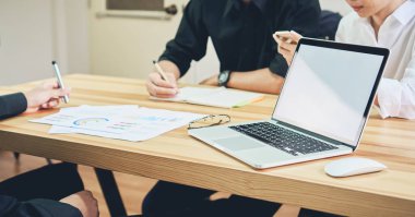 Serbest iş ile bilgisayar aksesuarları ve akıllı telefonlar üzerinde beyin fırtınası. Hiç olmadığı kadar hızlı çalışması için