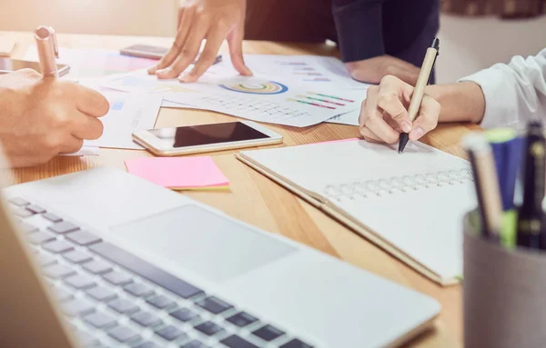 El equipo que ayuda a hacer una lluvia de ideas. Para lograr el objetivo, Concept trabajo en equipo que tiene la tecnología para hacerlo más rápido . — Foto de Stock