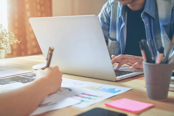 El equipo que ayuda a hacer una lluvia de ideas. Para lograr el objetivo, Concept trabajo en equipo que tiene la tecnología para hacerlo más rápido . — Foto de Stock