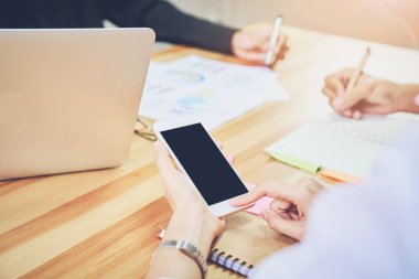 Takım çalışması, rahat gömlek ofisinde genç iş kadını. Masanın üzerine meslektaşları ile bir bilgisayar ile bilgi seçme. İş planlama pazarlama