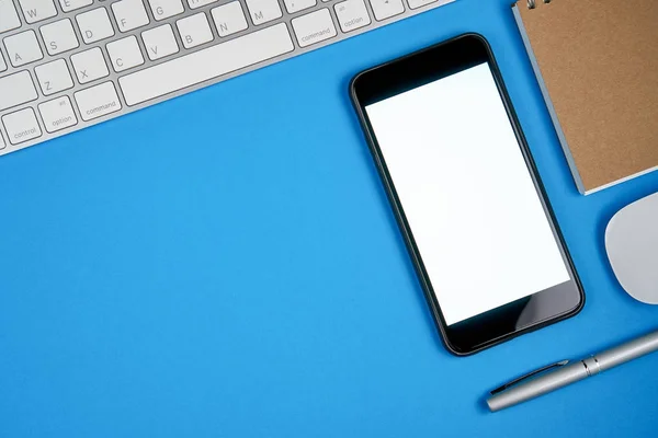 Zwart scherm smartphone leeg en toetsenbord met opmerking zeem geplaatst op blauwe achtergrond. Geschikt voor afbeeldingen die worden gebruikt voor reclame. — Stockfoto