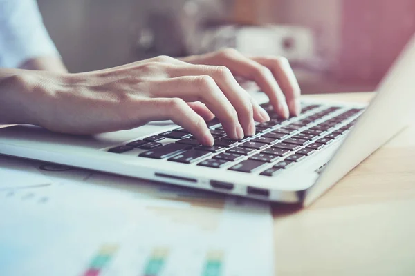 La mano de la mujer está presionando un teclado de computadora. Es un trabajo tecnológico. Para hacer el trabajo más fácil. Tome su pantalla para poner en la publicidad . — Foto de Stock