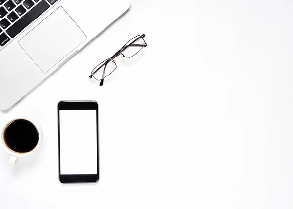 Vista superior, lugar de trabajo moderno con ordenador portátil y café con teléfono inteligente colocado sobre un fondo amarillo pastel. Espacio de copia adecuado para su uso en gráficos . — Foto de Stock