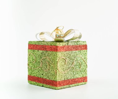 Neşeli Noel ve yeni yıl, beyaz arka plan üzerinde kullanılan yeşil hediye kutusu