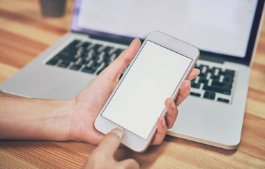 kadın bir akıllı telefon tutar ve telefonun boş bir ekran dokunuyor. Tablo Modern teknoloji kavramı laptop. reklam için kullanılan grafik için.
