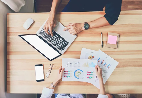 Trabajo en equipo, joven mujer de negocios en la oficina en camisa casual. Selección de información con colegas con un ordenador. Planificación de marketing empresarial — Foto de Stock