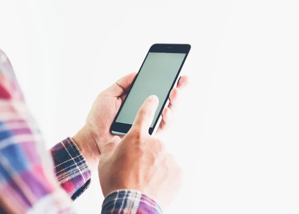 Hombres con camisa roja que llevan una pantalla en blanco del teléfono negro, Adecuado para gráficos utilizados para publicidad . — Foto de Stock