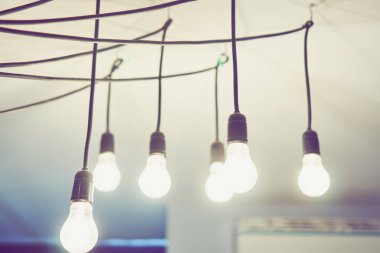 Restoran tavanda asılı ampul. Dekorasyon büyüme kavramı ortaya koymaktadır. Vintage sesi