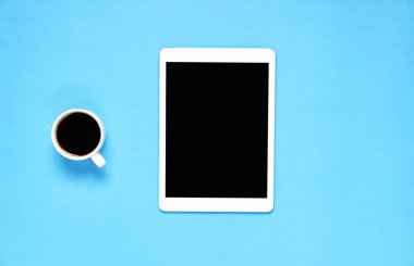 Üstten Görünüm, pastel mavi bir arka plan yerleştirilen Modern işyeri tablet. Kopya alanı grafik kullanım için uygun.