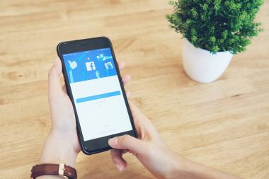 Bangkok, Tayland - 2 Ocak 2018: el Facebook ekranı apple iphone6 üzerinde baskı yapıyor, sosyal medya paylaşım ve ağ bilgi için kullanıyorsanız.
