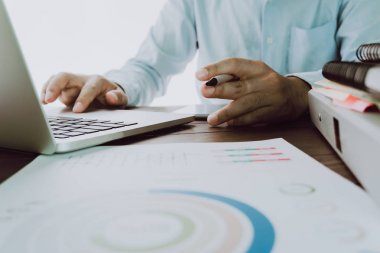 Elini bir bilgisayar klavye baskı yapıyor. Bu teknoloji bir iştir. İşi kolaylaştırmak için. Senin ekran reklam koymak için almak.