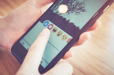 Bangkok, Tayland - 2 Ocak 2018: el Facebook ekranı apple iphone6 üzerinde baskı yapıyor, sosyal medya paylaşım ve ağ bilgi için kullanıyorsanız.