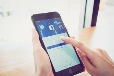 Bangkok, Tayland - 2 Ocak 2018: el Facebook ekranı apple iphone6 üzerinde baskı yapıyor, sosyal medya paylaşım ve ağ bilgi için kullanıyorsanız.