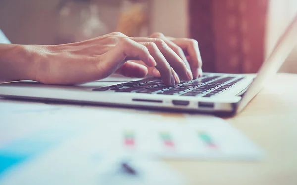 Mano Della Donna Sta Premendo Una Tastiera Del Computer Lavoro — Foto Stock