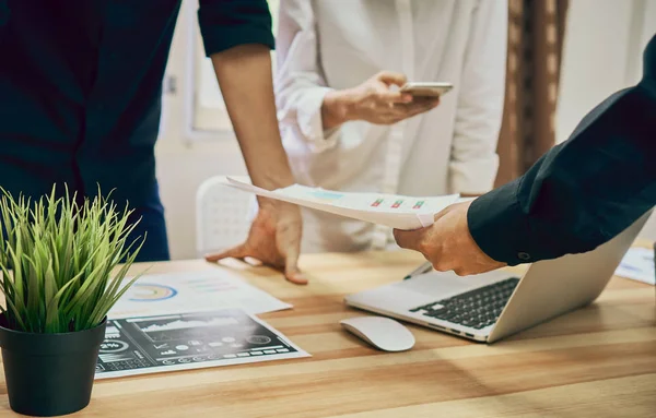 Teamwork Jonge Zakenvrouw Kantoor Casual Shirt Het Selecteren Van Informatie — Stockfoto